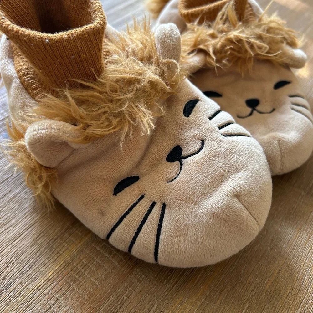 Lion Face Toddler Slippers, size 7/8